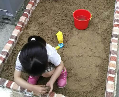 砂場で遊ぶ